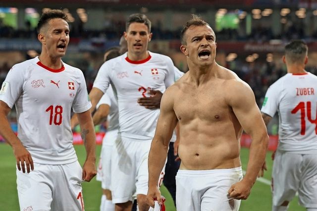 Xherdan Shaqiri a terrassé la Serbie à Kaliningrad en marquant le but de la victoire (2-1) à la 90e minute. Un succès qui place la Suisse dans une excellente position en vue des huitièmes de finale de la Coupe du monde.
