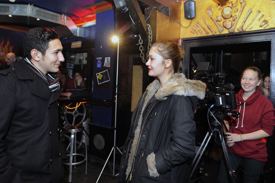 Während sich die meisten Gymnasiasten mit dem Lesen von Shakespeare und Konsorten schwertun, hat sich die Drehbuchgruppe mit «Romeo und Julia» einen der grössten Klassiker als Basis für die Handlung genommen. 