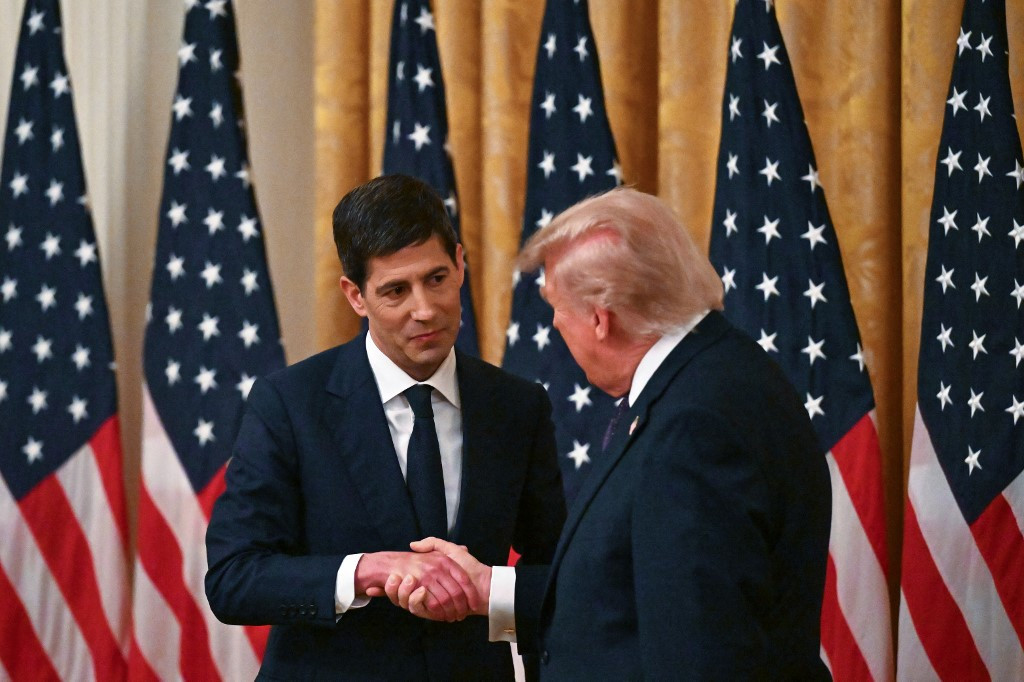 Kevin Warsh gibt US-Präsident Donald Trump die Hand nach seiner Vereidigung als neuer Fed-Chef im Weissen Haus, Washington DC.