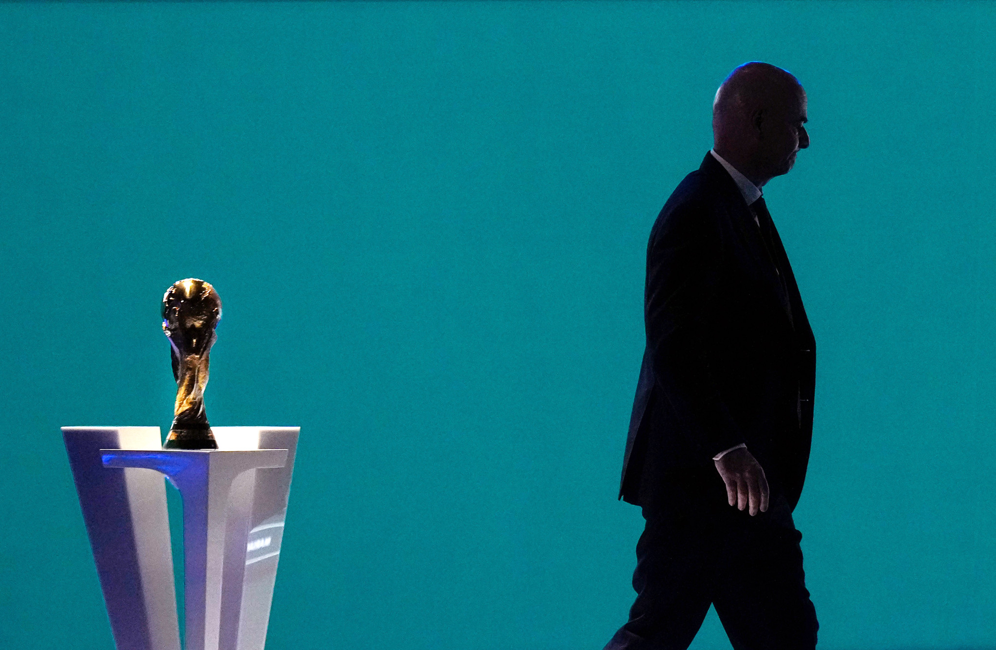 FIFA-Präsident Gianni Infantino als Silhouette neben dem WM-Pokal beim 76. FIFA-Kongress in Vancouver, April 2026.