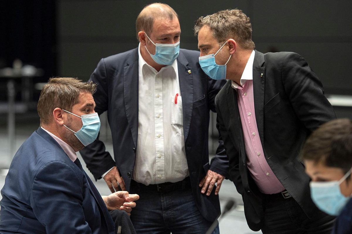 Le président PLR de la Commission des finances Alexandre Berthoud (à g.), avec les députés Stephane Montangero (PS) et Gilles Meystre (PLR).