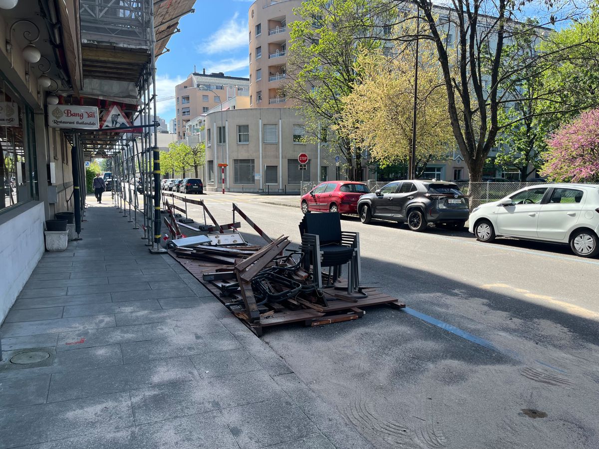 La terrasse et les barrières de chantier détruites après l’accident de samedi matin.