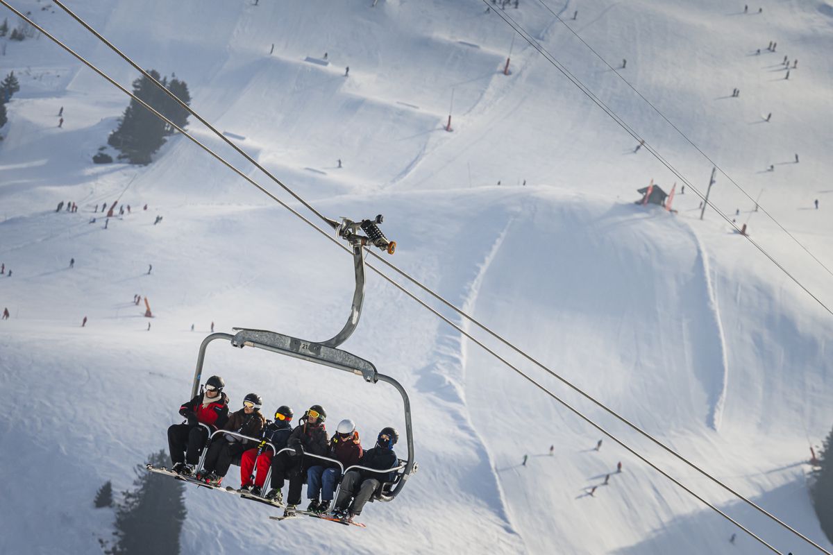 Des personnes sont photographiees sur une remontee mecanique a l'occasion de la fin des vacances scolaires vaudoises ce samedi 17 fevrier 2024 sur le domaine skiable de la station de ski de de Villars-sur-Ollon. (KEYSTONE/Valentin Flauraud)