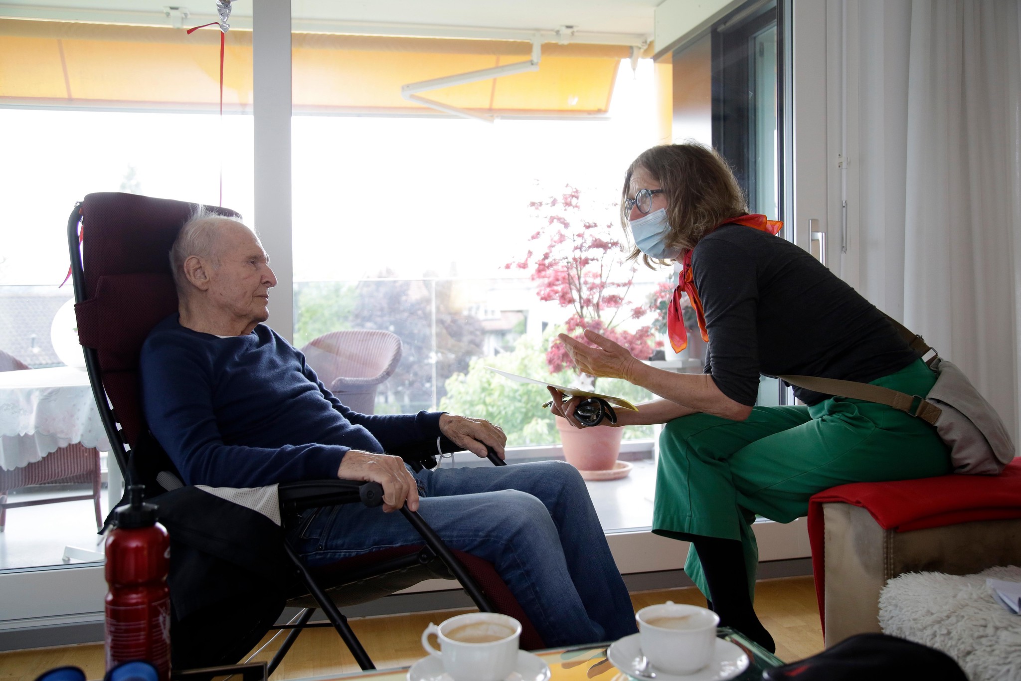Ein Patient aus Stäfa wird zuhause von Palliaviva unterstützt, die Pflegefachfrau Marianne Unger bespricht mit ihm seine Bedürfnisse. 