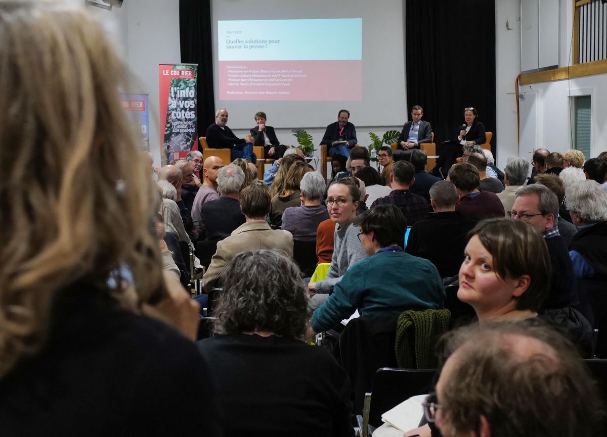 Participants écoutant des intervenants lors d’une soirée de discussion sur l’avenir de la presse régionale genevoise à la Maison des Associations.