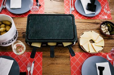 Condamné pour avoir jeté le four à raclette à la tête de sa femme