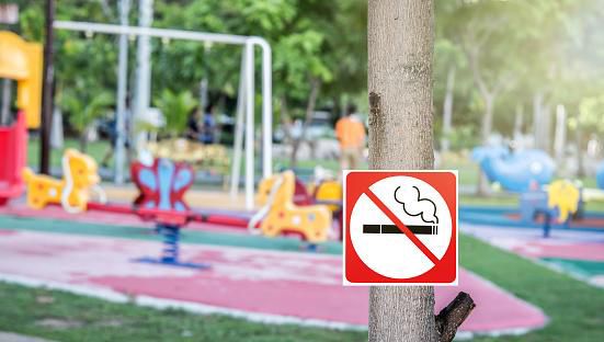 La capitale vaudoise ne veut pas s’engager sur la voie d’une interdiction de fumer aux abords des places de jeu.