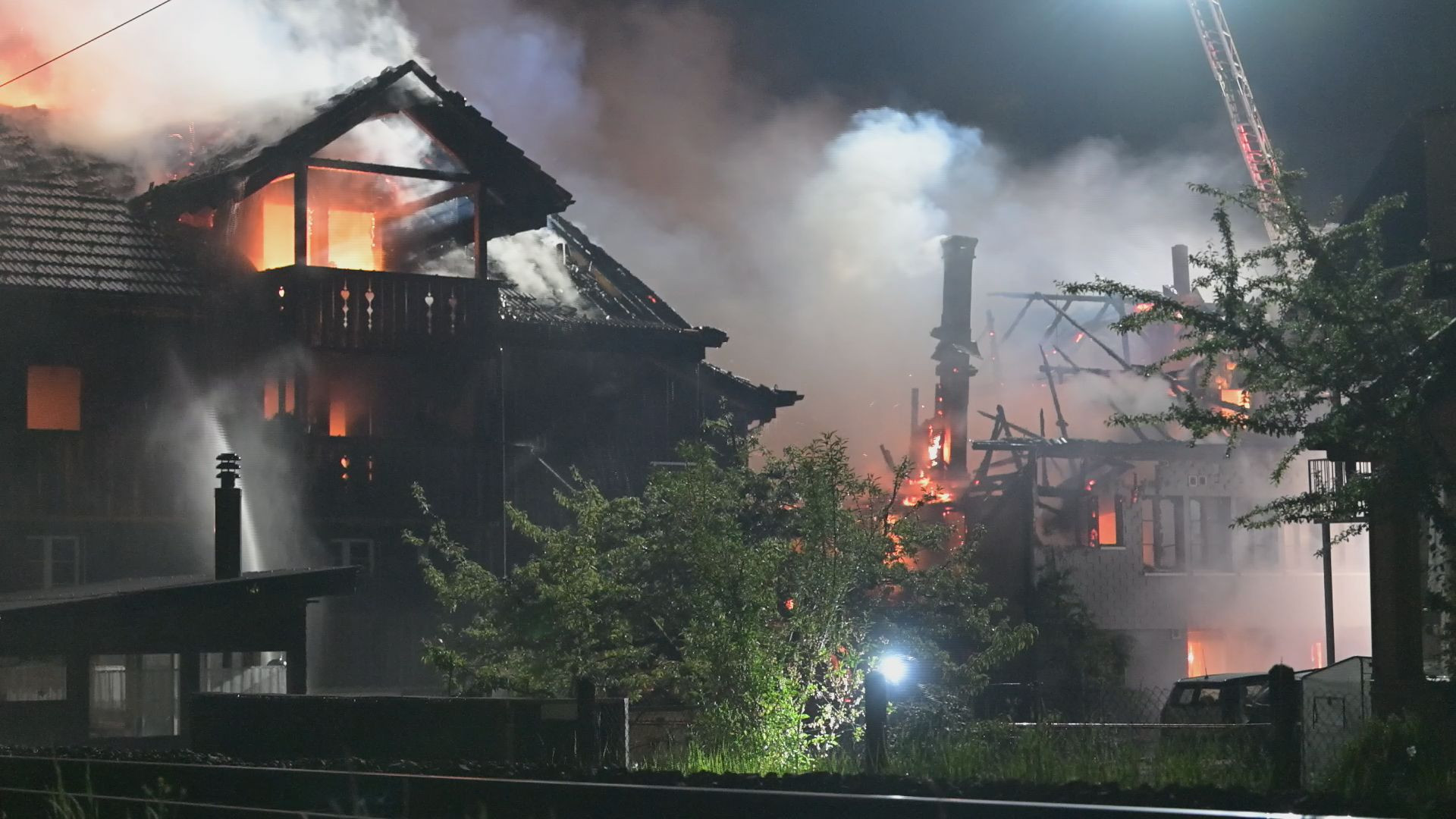 Grossbrand in Bärau: Mehrere Häuser in Brand – Bewohner evakuiert