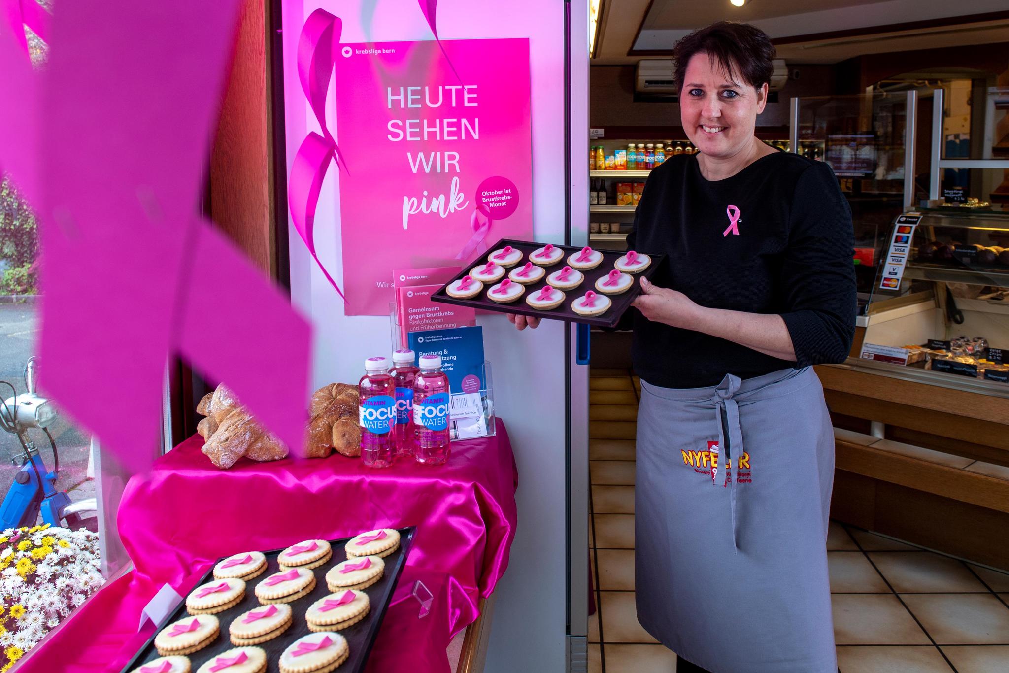 Denise Nyfeler präsentiert im Laden in Aarwangen ihre Kreationen für die Präventionskampagne der Krebsliga Bern. 
