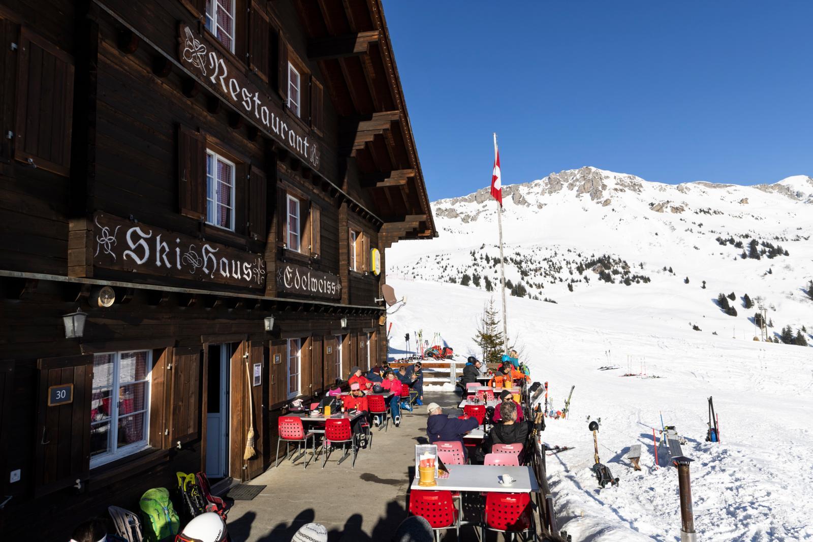 Kraftort der Sportler: Vor dem Skihaus Edelweiss gibts die Kraft der Sonne und Älplermagronen.