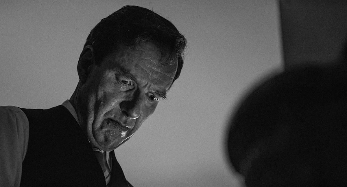 L’acteur principal, Michael Neuenschwander brille dans le rôle de l’ambassadeur Heinrich Zwygart. Au gré de sa dégringolade morale et sociale, sa conscience hantée par le fantôme de Maurice Bavaud infuse celle du spectateur.