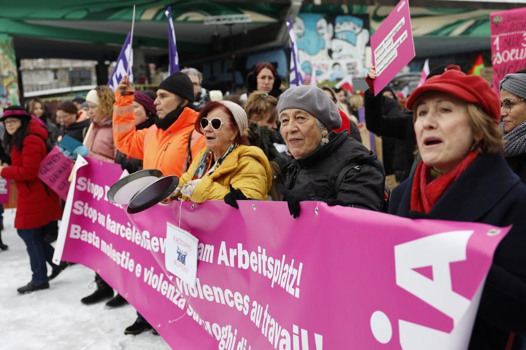 Manifestantes brandissant des banderoles et criant des slogans lors d’une manifestation nationale contre la violence à l’égard des femmes à Berne, le 23 novembre 2024.