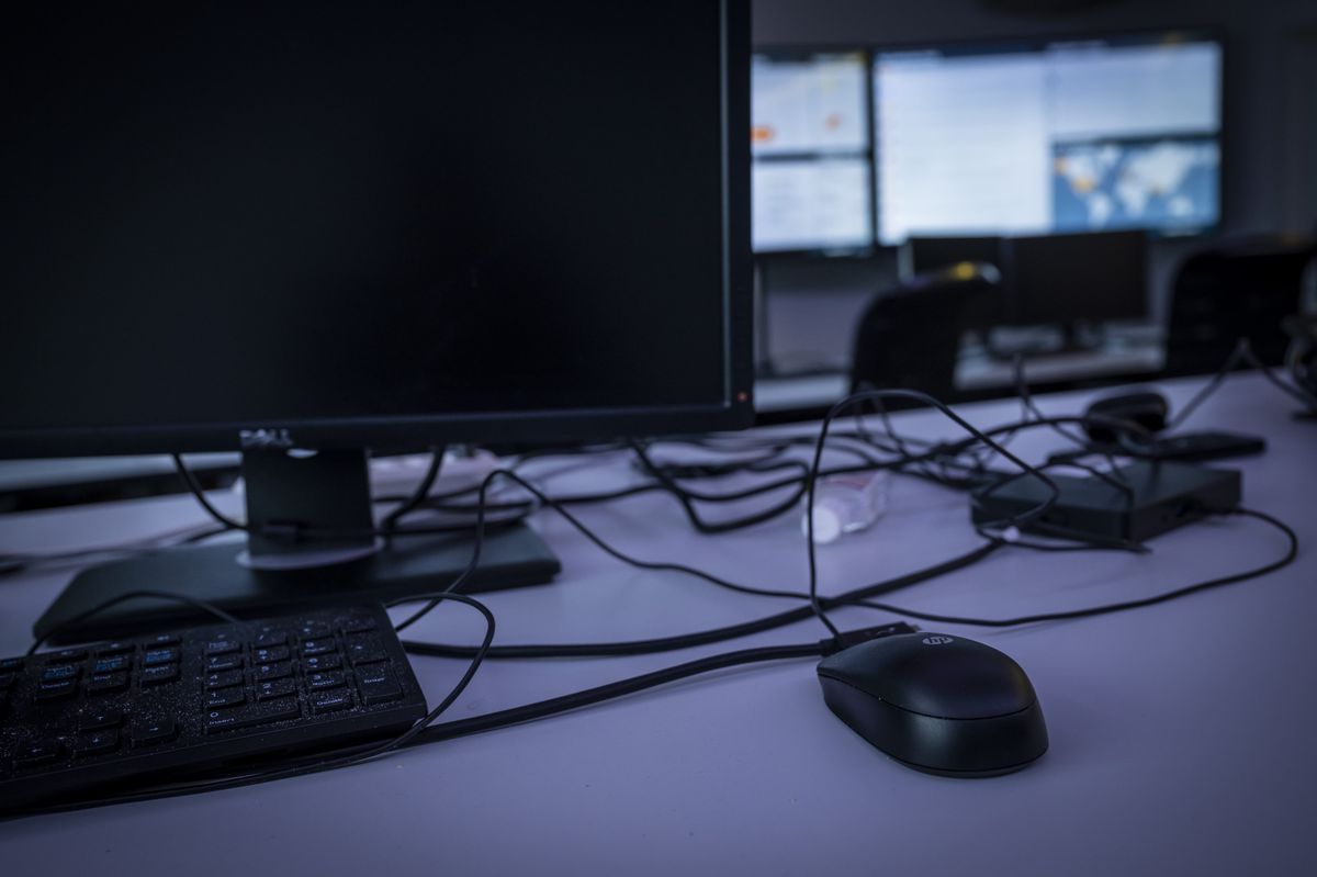 Une vue sur des ecrans d'ordinateurs dans le centre operationnel de securite lors d'une conference de presse du Canton de Vaud sur sa volonte d'accompagner la societe dans la transition numerique le jeudi 20 janvier 2022 a Renens. (KEYSTONE/Jean-Christophe Bott)