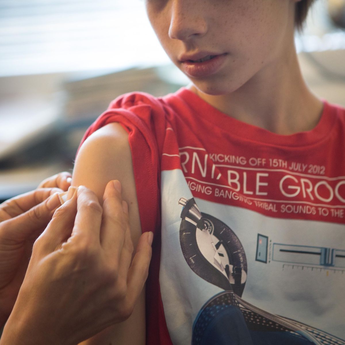 Ein Kind erhält in einer Kinderarztpraxis eine Impfung.