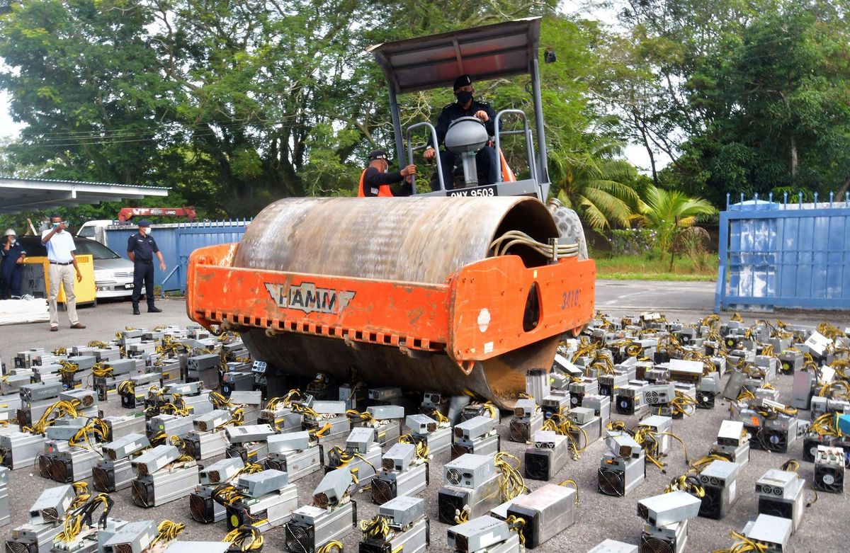 Wegen hohem Stromverbrauch - Malaysische Polizei zerstört Bitcoin-Rechner  mit Dampfwalze
