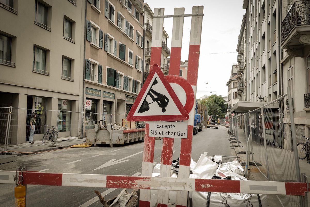 Chantier sur le boulevard du Pont d’Arve à Genève, avec des barrières de sécurité et un panneau indiquant ’Sauf SIS et chantier’.
