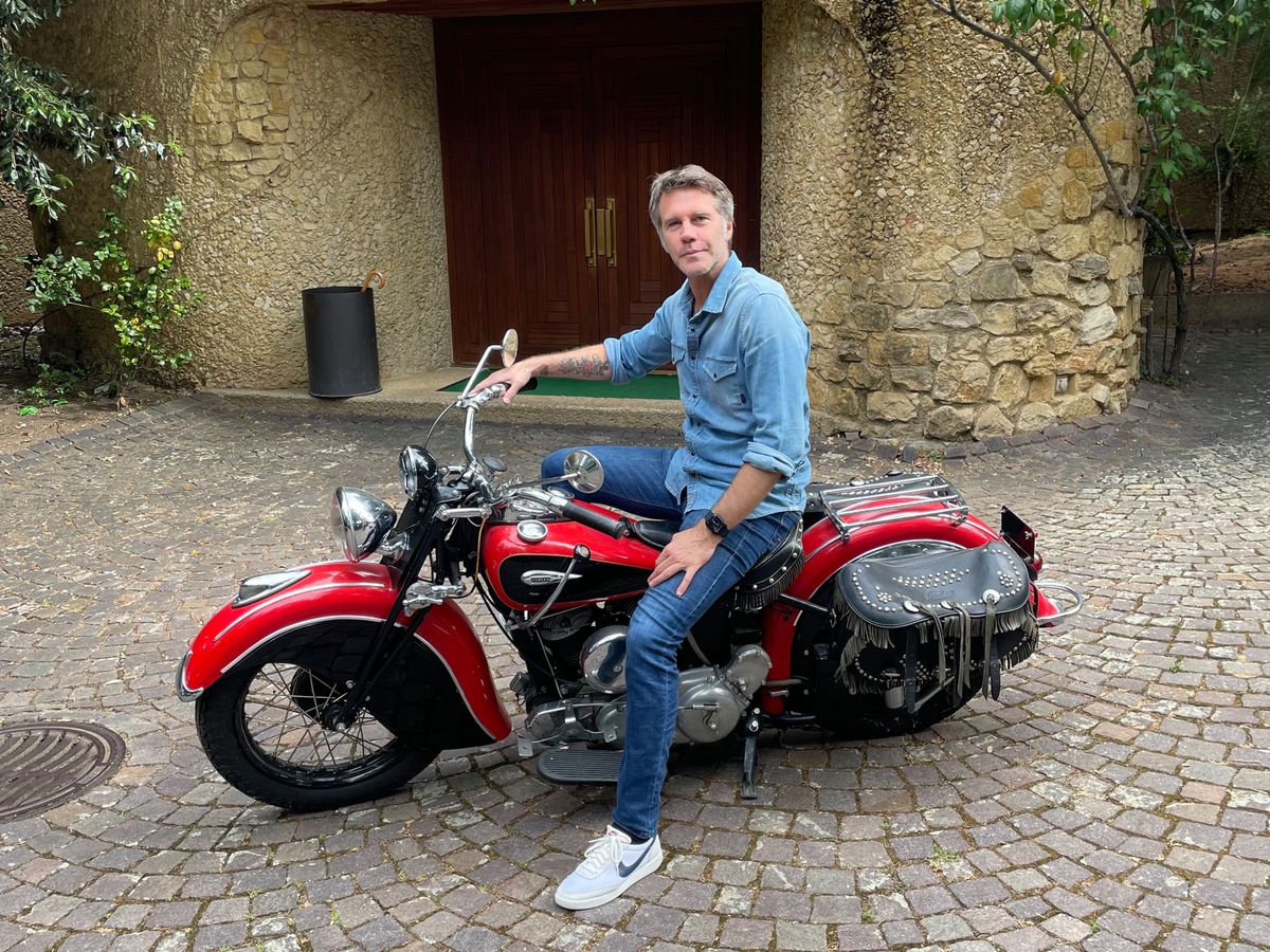 Le prince Emmanuel-Philibert de Savoie sur sa moto Indian Sport Scout 750 CC de 1941, laquelle est estimée entre 15’000 et 20’000 francs.