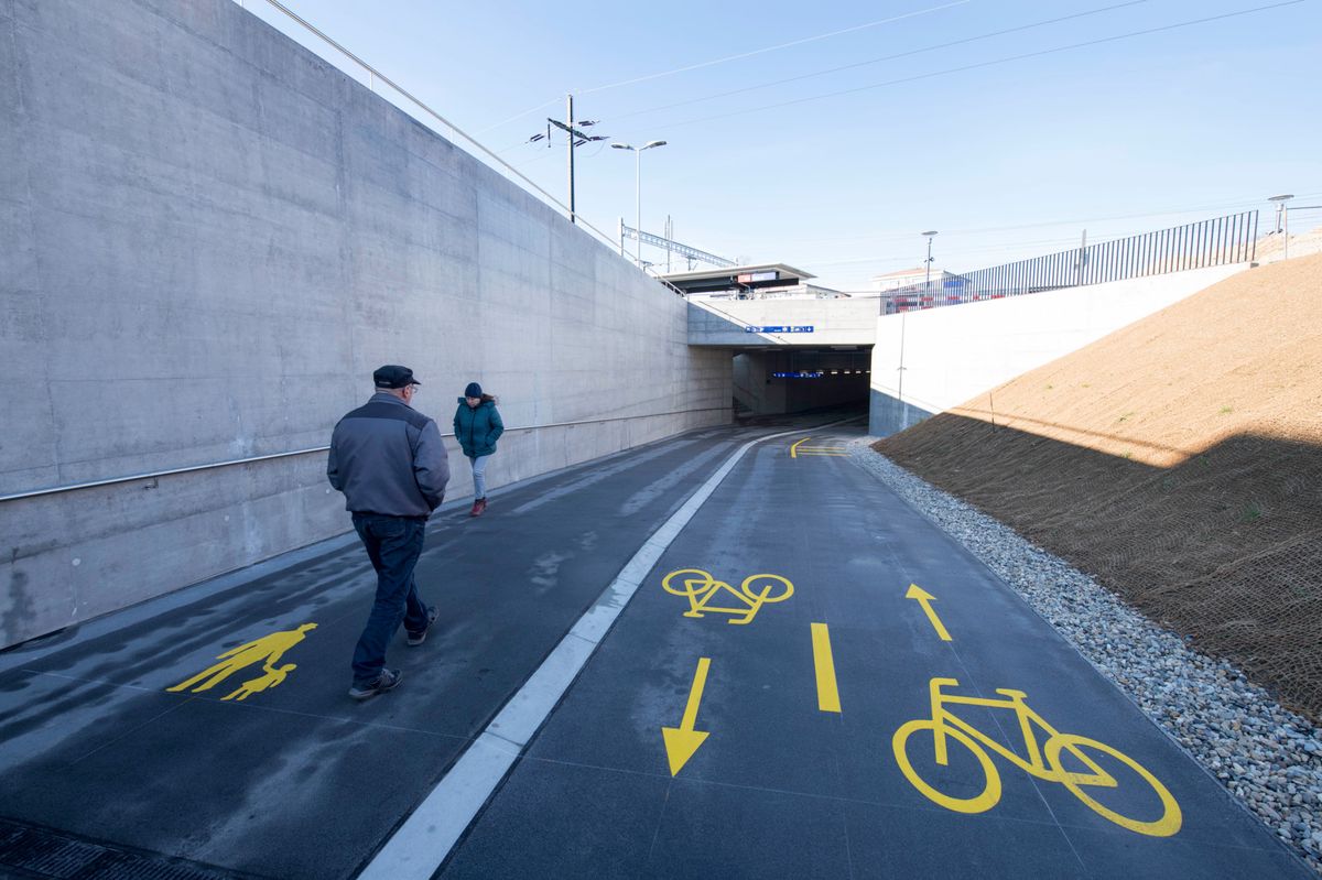 Une piste cyclable près de la gare de Gland