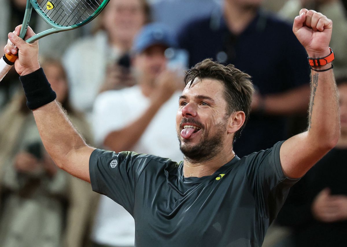 Switzerland's Stan Wawrinka celebrates after winning against Britain's Andy Murray during their men's singles match on day one of The French Open tennis tournament on Court Philippe-Chatrier at The Roland Garros Complex in Paris on May 26, 2024. (Photo by Alain JOCARD / AFP)