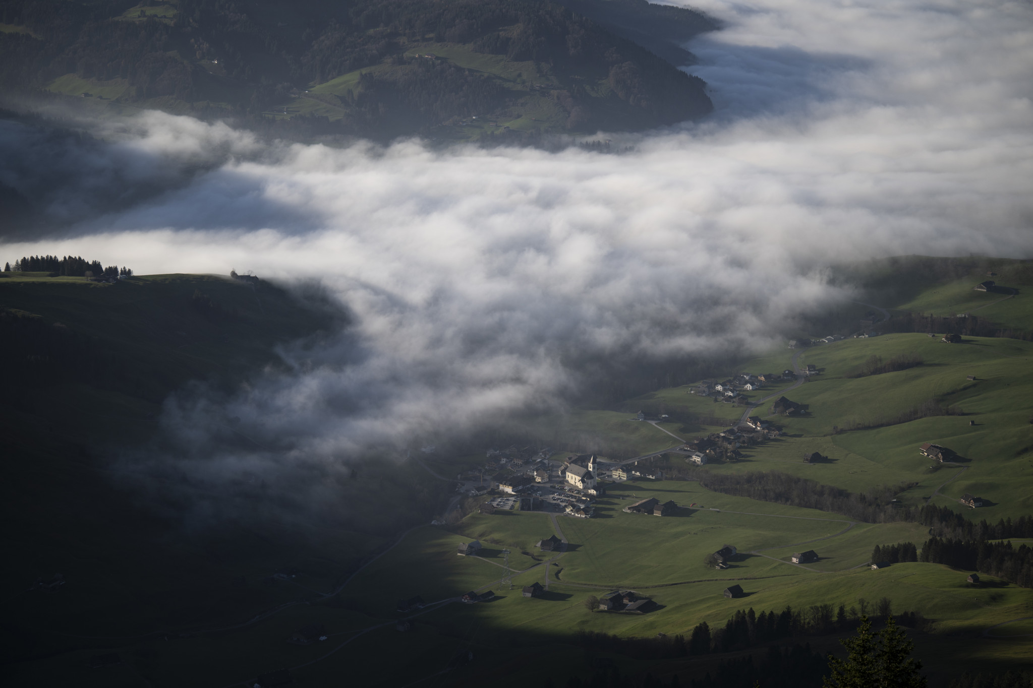 Vue de Brülisau dans le brouillard, par temps automnal, le 4 novembre 2024.
