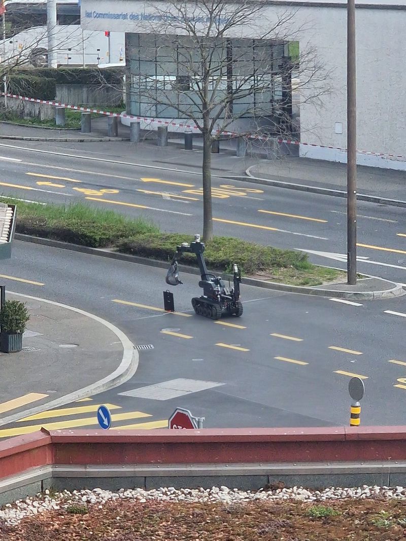 Le robot NEDEX est intervenu afin de détecter la présence ou non d’explosif dans le sac abandonné.