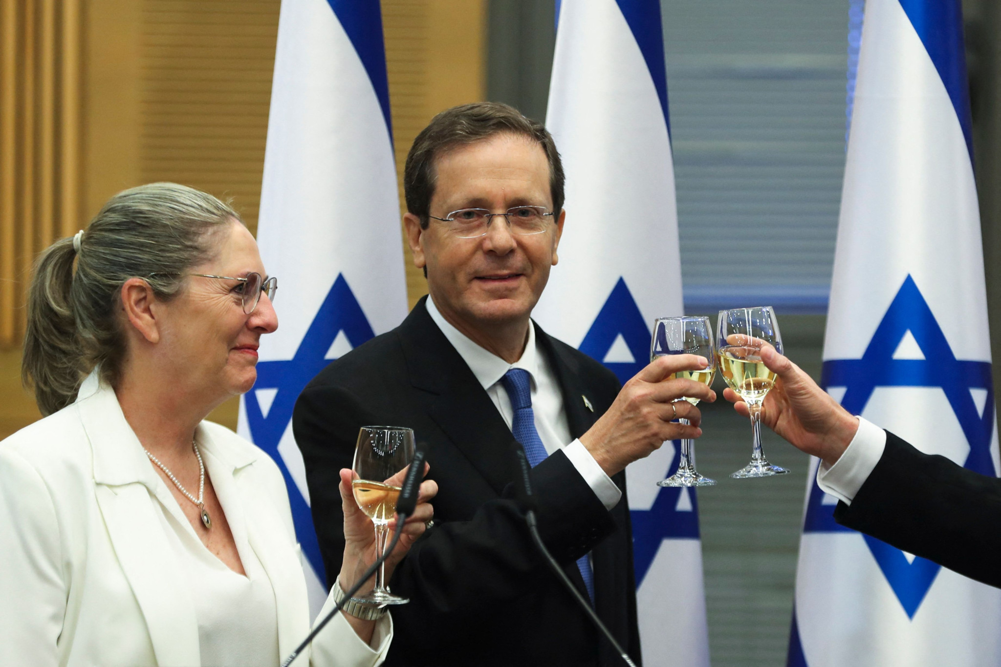 Le président élu Isaac Herzog et son épouse Michal lèvent leur verre lors d’une célébration à la Knesset, le parlement israélien à Jérusalem, après son élection le 2 juin 2021.