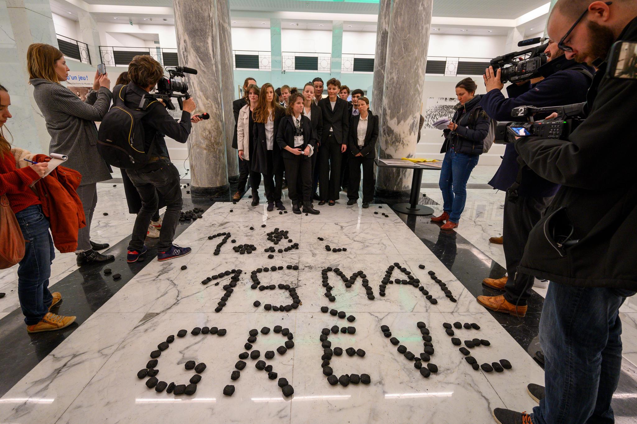 Les militants climatiques avaient occupé le hall d’entrée de l’UBS pendant un peu plus de deux heures sous l’œil des médias. La date du 15 mai faisait référence à une grève du climat à venir.