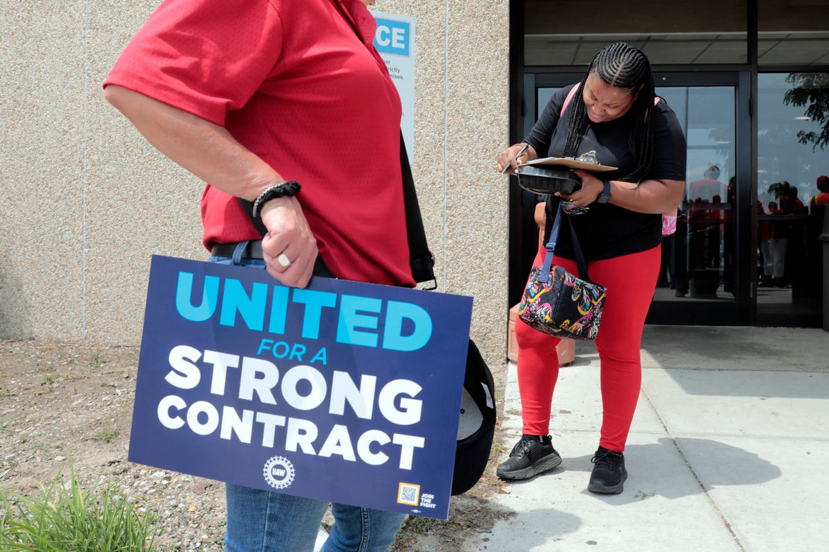 Des membres du syndicat United Auto Workers devant l’usine General Motors de Detroit, le 12 juillet 2023. 