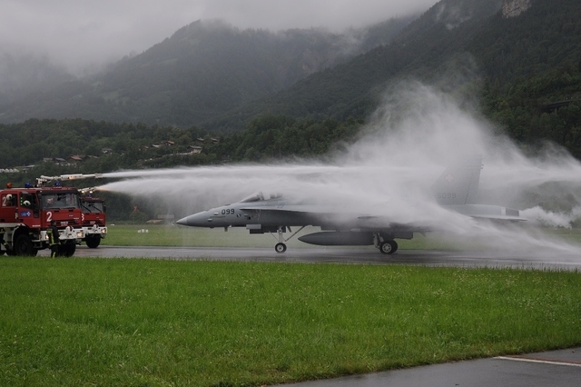 Spektakulärer Löschangriff auf einen Kampfjet F/A-18 auf dem Militärflugplatz Meiringen – dabei handelt es sich aber um das Ausbildungsmodell in Originalgrösse. Spektakulärer Löschangriff auf einen Kampfjet F/A-18 auf dem Militärflugplatz Meiringen – dabei handelt es sich aber um das Ausbildungsmodell in Originalgrösse.