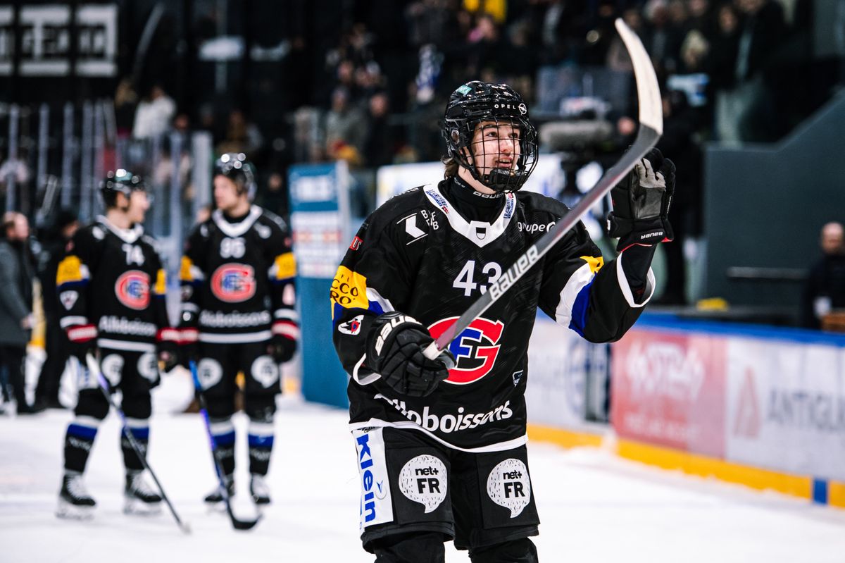 Le defenseur fribourgeois Basile Sansonnens salue les fans apres le match du championnat suisse de hockey sur glace de National League entre le HC Fribourg-Gotteron, HCFG, et le HC Davos, HCD, ce dimanche 3 decembre 2023, a la patinoire de la BCF Arena a Fribourg. (KEYSTONE/Adrien Perritaz)