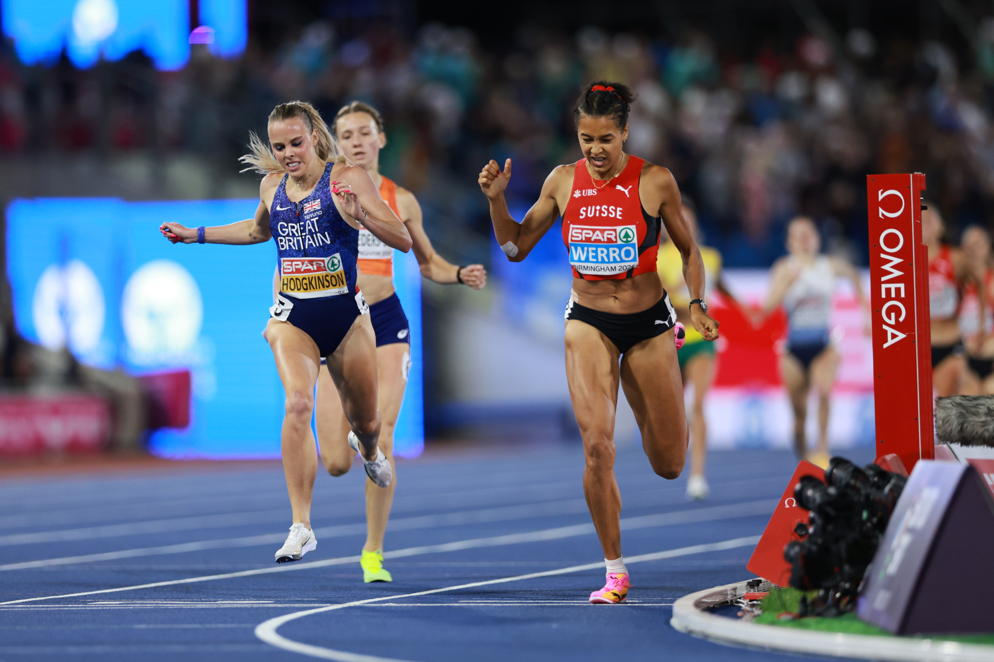 Audrey Werro aus der Schweiz überquert die Ziellinie vor Keely Hodgkinson beim 800-m-Final der Leichtathletik-EM in Birmingham.
