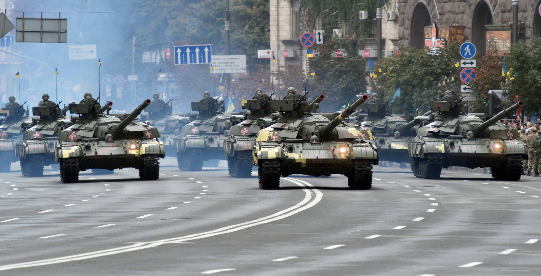 Laut Oryx hat die Ukraine bislang 64 Kampfpanzer verloren, fast sämtlich T-64 Bulat, modernisierte Varianten des sowjetischen Modells, hier bei einer Militärparade in Kiew im Jahr 2016.