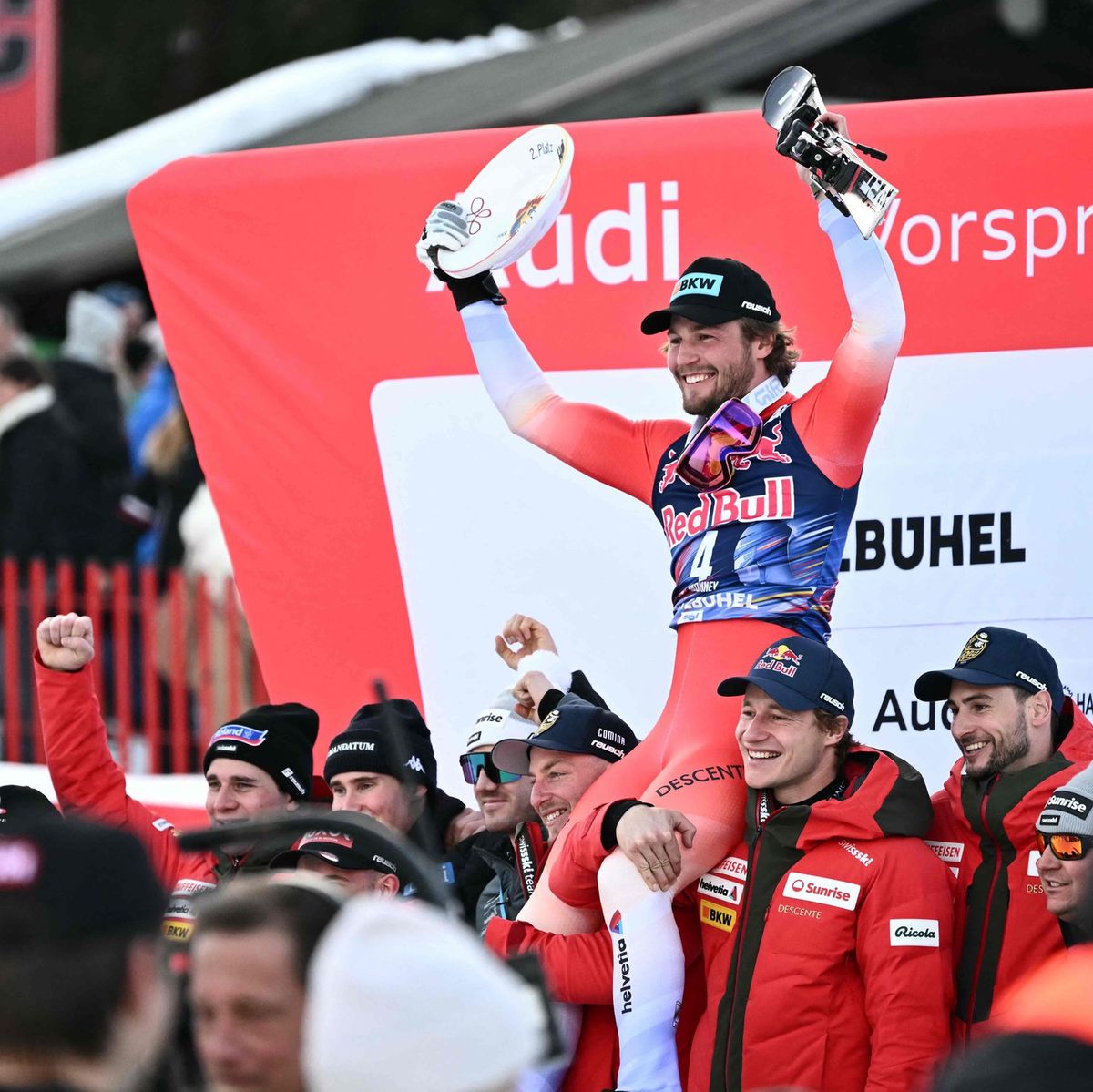 Alexis Monney célèbre avec son équipe après la cérémonie du podium du Descente Hommes en Coupe du Monde FIS de Ski Alpin à Kitzbühel, Autriche, le 25 janvier 2025.