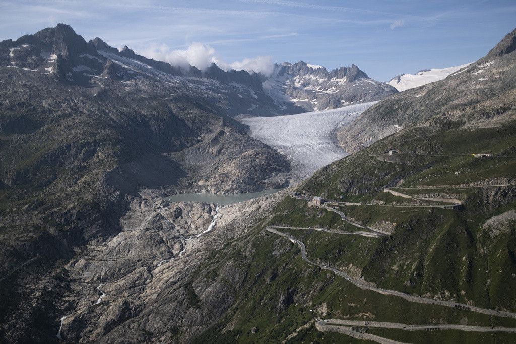 Vue sur le glacier du Rhône et la route du col de la Furka, le mercredi 21 août 2024, au col de la Furka dans l'Obergoms. (KEYSTONE/Gian Ehrenzeller)