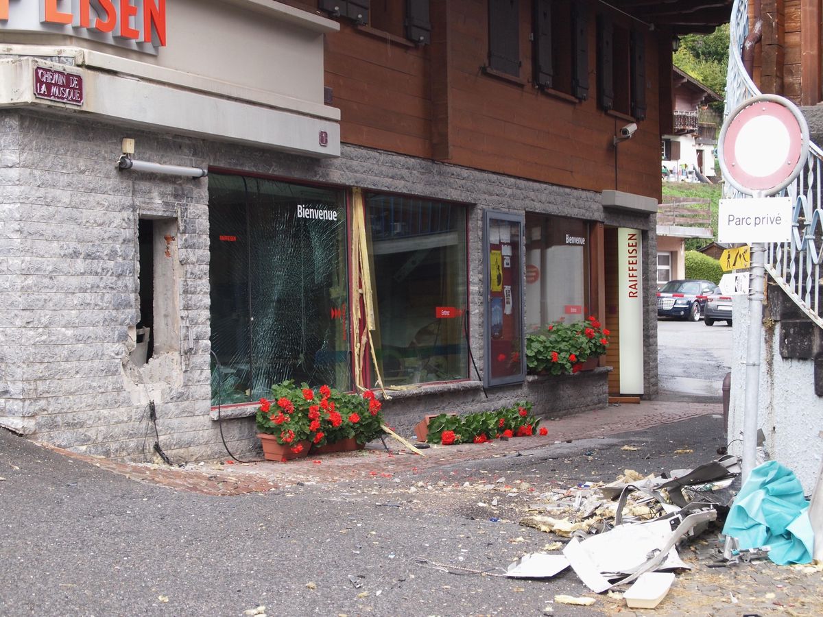 L’explosion a causé d’importants dommages aux locaux de la banque.