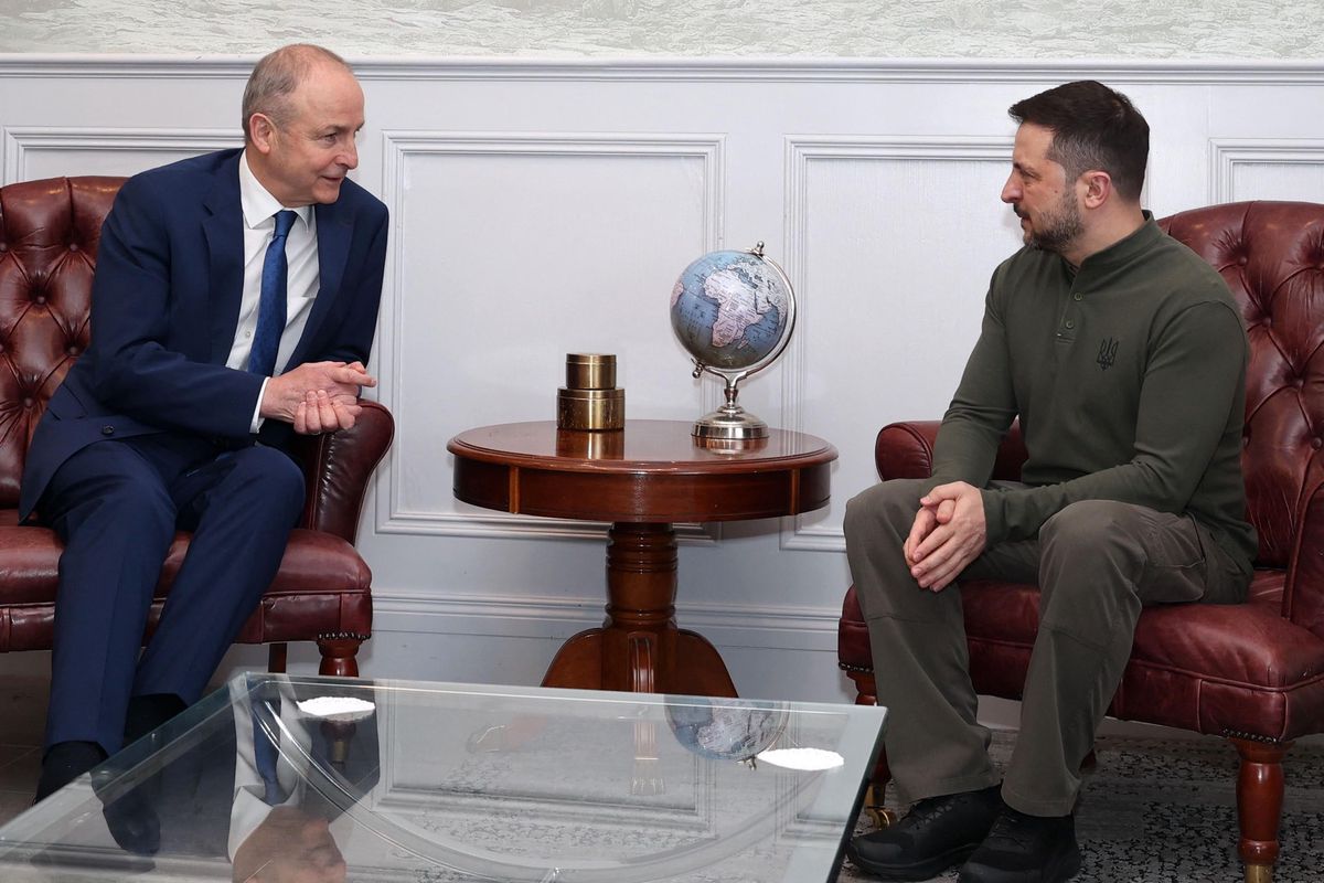 Le Premier ministre irlandais Micheal Martin rencontre le président ukrainien Volodymyr Zelensky après son arrivée à l’aéroport de Shannon, le 27 février 2025.