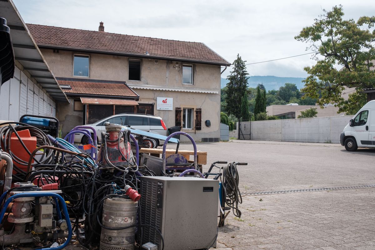 Suisse, Genève, le 07 août 2024. Au 4 bis rue de la Tannerie une parcelle d’une surface de 1'171 m2 m2, comprenant un parking et un bâtiment industriel qui ne paie pas de mine. Pourtant, ce petit bout de terrain à la vente, situé en partie en zone de développement, semble intéresser plusieurs acheteurs et surtout la commune de Carouge.
