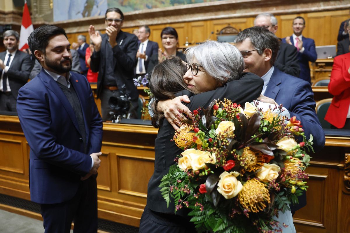 La nouvelle élue Elisabeth Baume-Schneider est félicitée par les deux coprésidents du Parti socialiste suisse, Cedric Wermuth et Mattea Meyer, et le président du groupe Roger Nordmann.