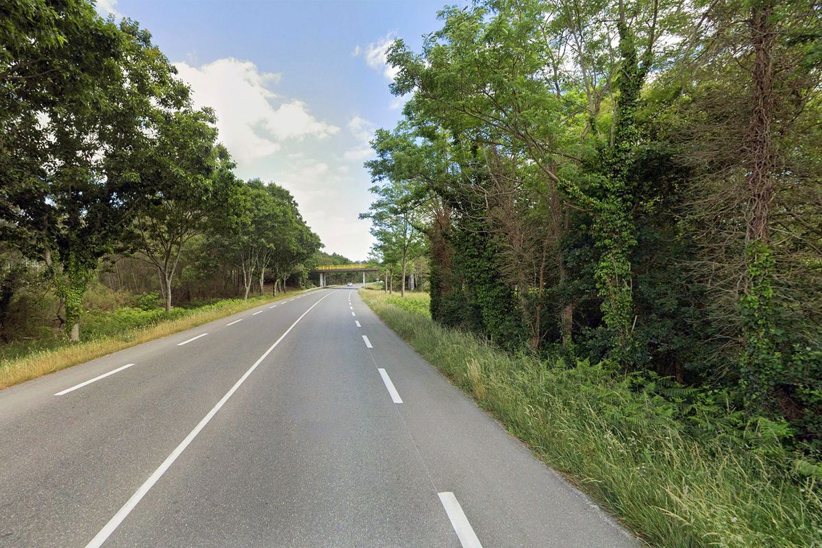 Le monospace des trois Genevoises a été projeté contre des arbres, à droite ci-contre.