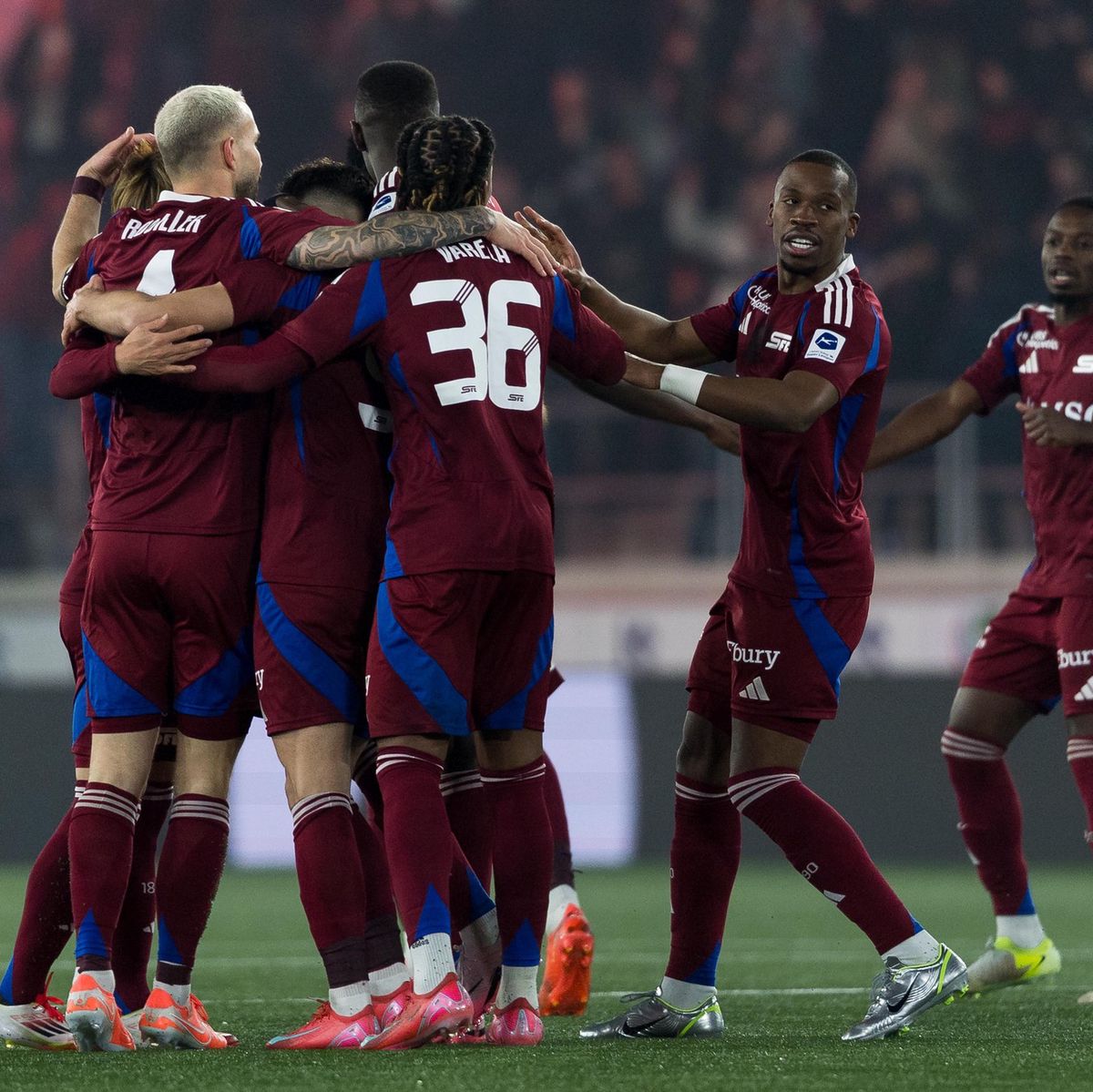 Joueurs du Servette FC célébrant un but sur penalty de Miroslav Stevanovic lors d’un match contre le FC Lausanne-Sport en Super League.