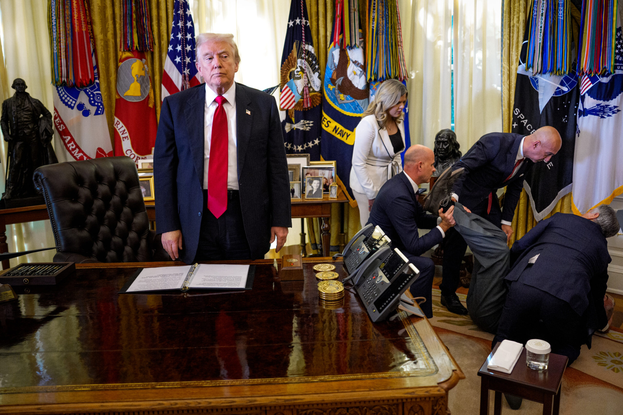 Empathielos im Oval Office: Trump ignoriert Notfall: Dieses Foto wird zum Bild des Jahres gekürt