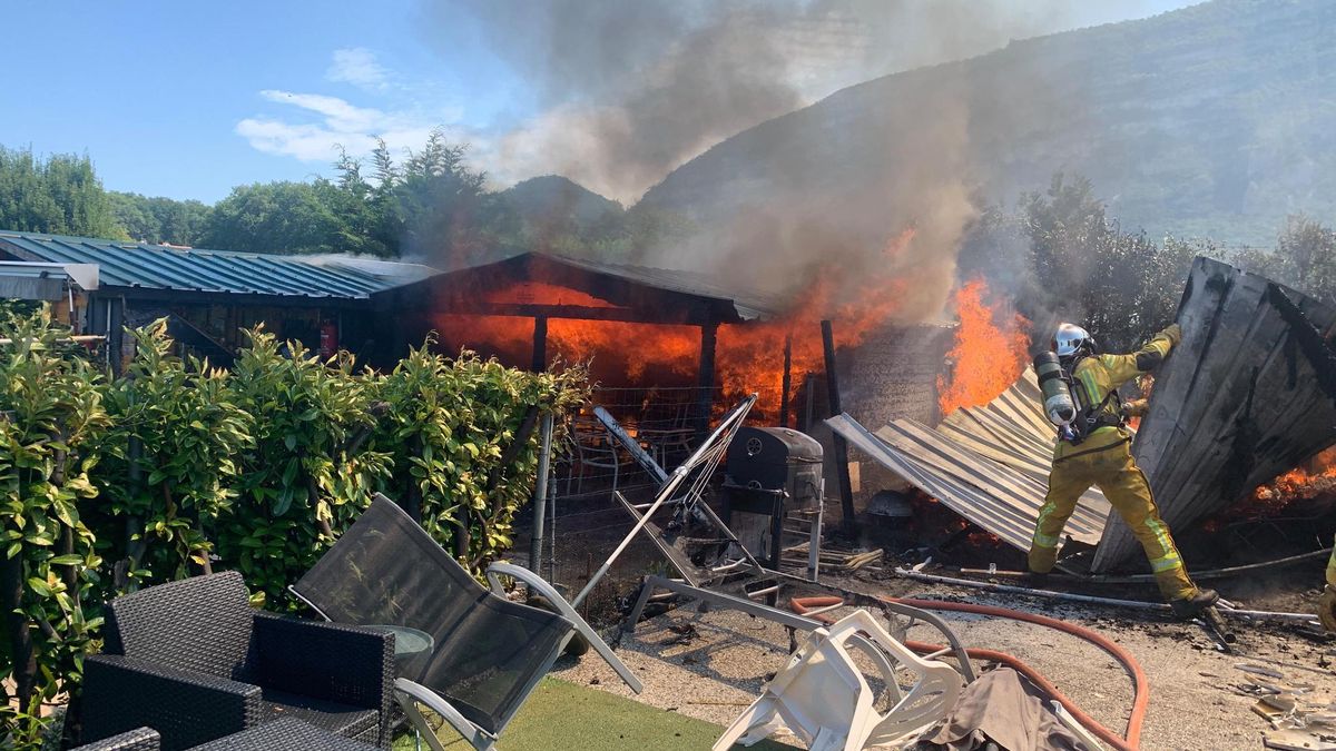 Vingt pompiers professionnels et six pompiers volontaires de Veyrier ont combattu et maîtriser l’incendie.