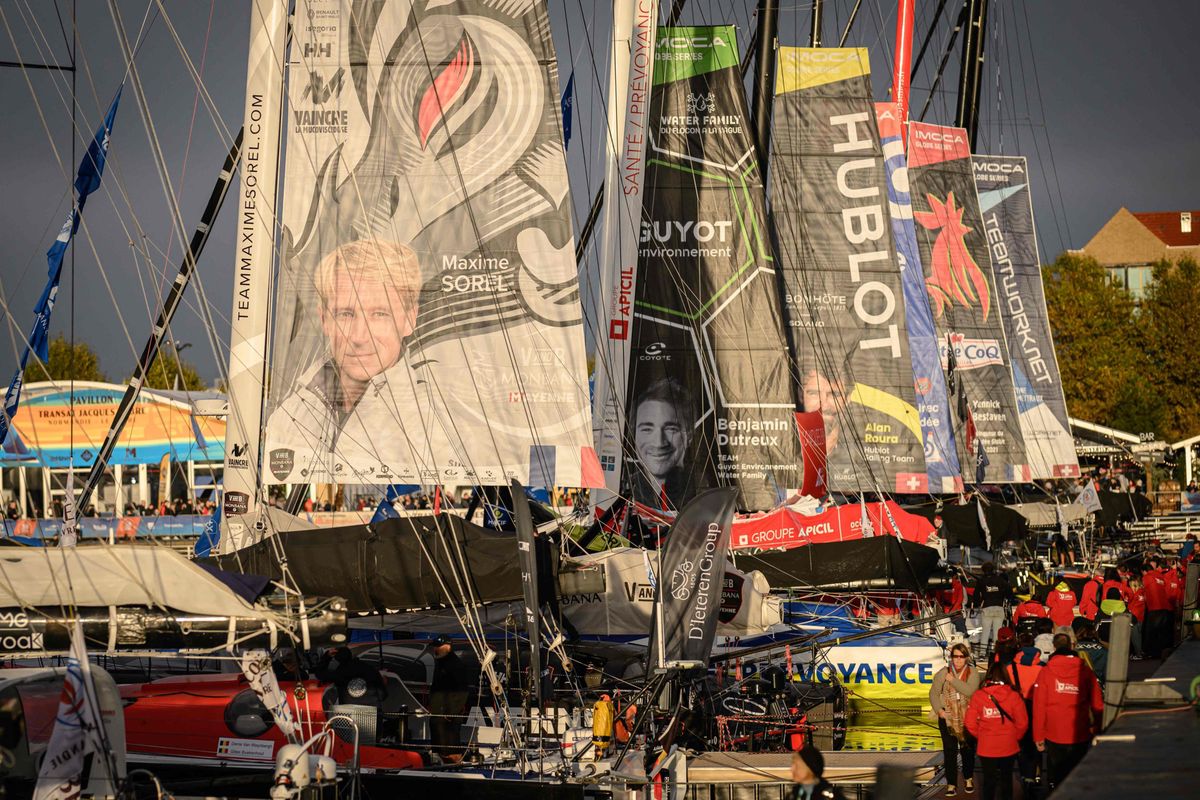 Dans le port du Havre, les bateaux sont prêts à prendre le large.