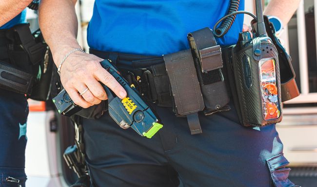 Die Basler Kantonspolizei überwältigte einen Ladendieb mit einem Taser, als dieser bei der Festnahme versucht haben soll, eine Stichwaffe zu ziehen.