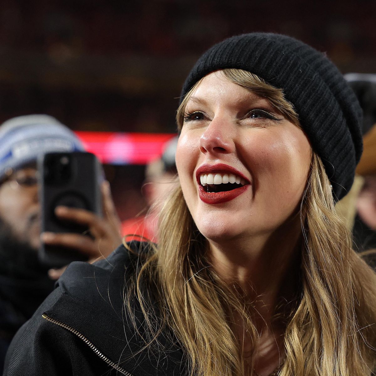 Taylor Swift réagit après la victoire des Kansas City Chiefs contre les Buffalo Bills lors du match de championnat AFC à Arrowhead Stadium, Kansas City, 2025.