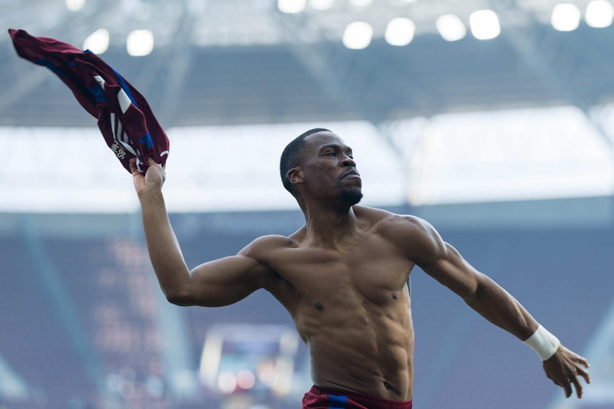 Dereck Kutesa, sans maillot, célèbre le deuxième but du SFC lors du match contre le FC Bâle au Stade de Genève, le 9 février 2025.