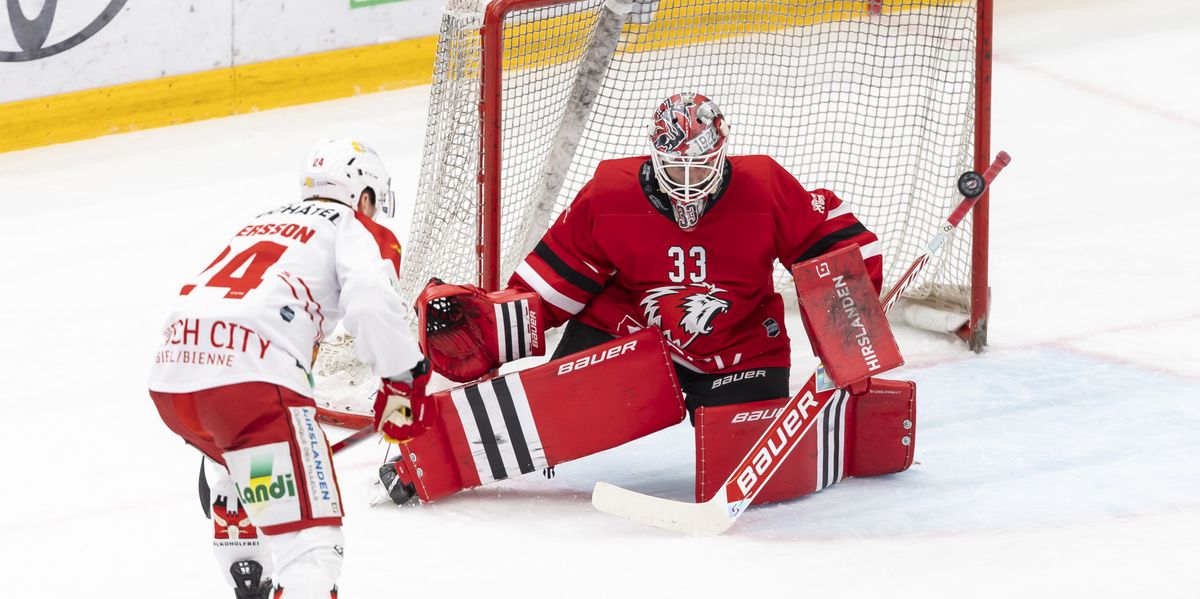 Lias Andersson du EHC Bienne en action contre le gardien Kevin Pasche du Lausanne HC lors d'un match de National League à la Vaudoise arena.
