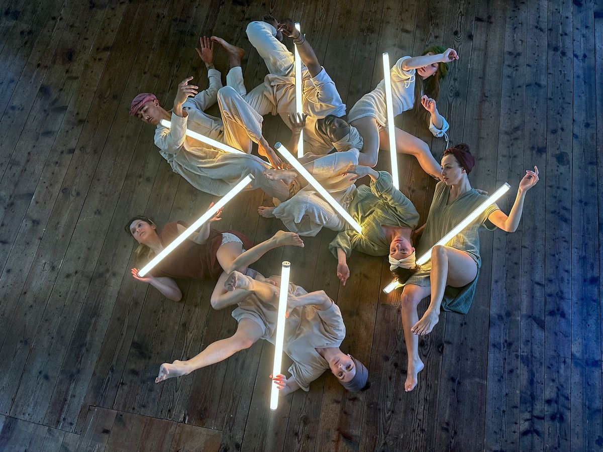 No Square porte sa croix