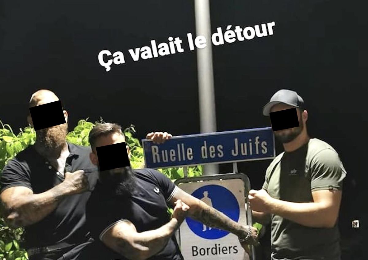 Trois individus ont publié un selfie sur Instagram qui faisait comprendre que l’écriteau a été volé.