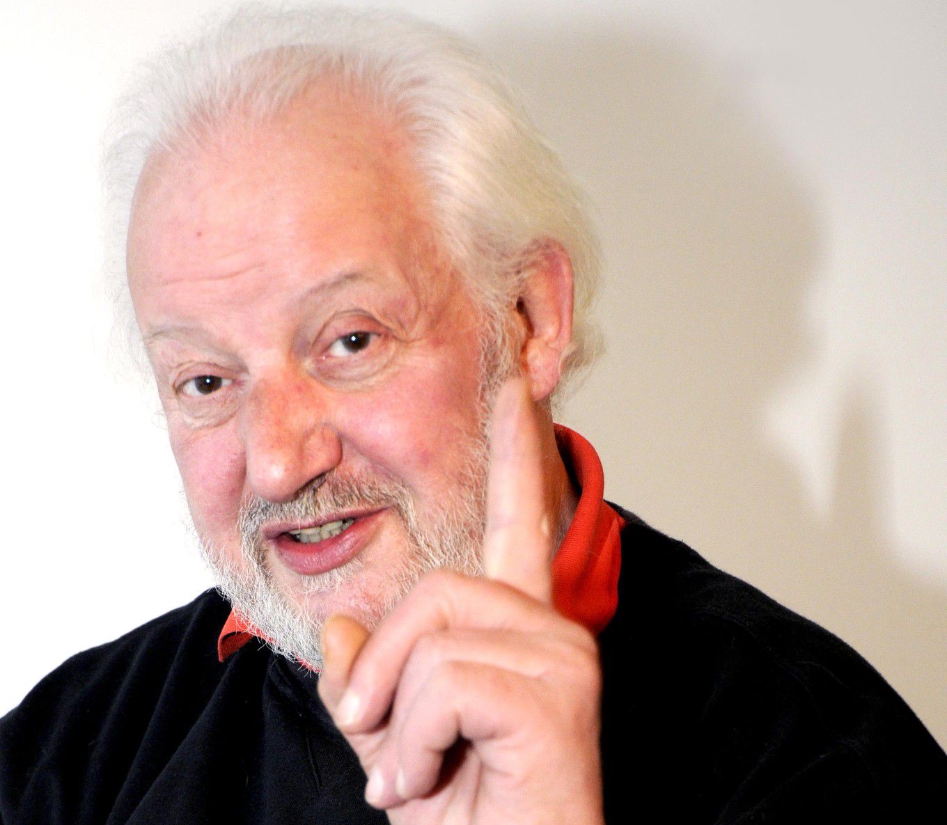 Rolf Kesselring était un homme un anarchiste pur et dur qui a lancé plusieurs satiriques en Suisse et en France.